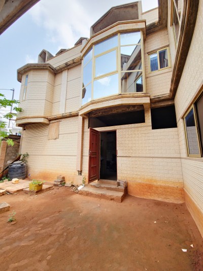 superbe villa résidence de 8 chambres sur   avec titre foncier