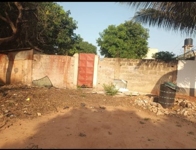 démi lot cloturé avec 3 tampons à 400m du goudron