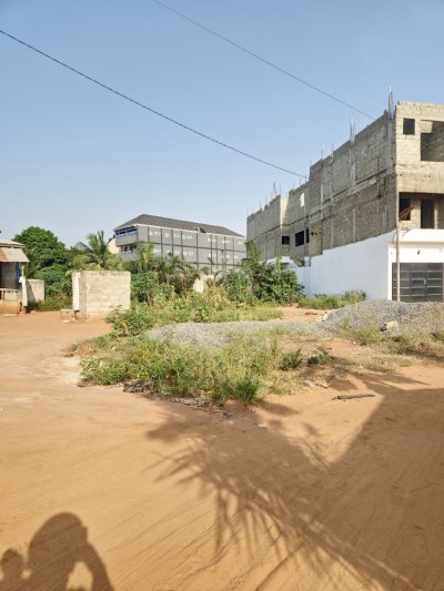 1 lot avec titre foncier en cours à 200m de la grande voie