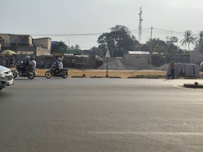 1 lot 3/4 cloturé avec titre foncier en cours au bord du goudron