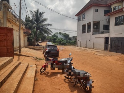 1 lot cloturé avec titre foncier à 100m du goudron