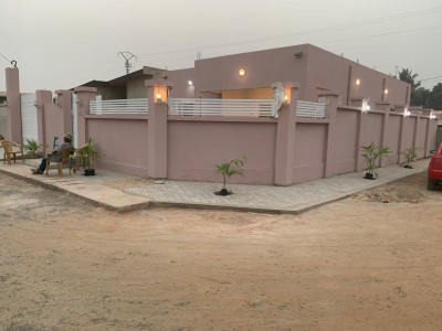 magnifique villa 2 chambres sur démi lot à la cité mokpokpo