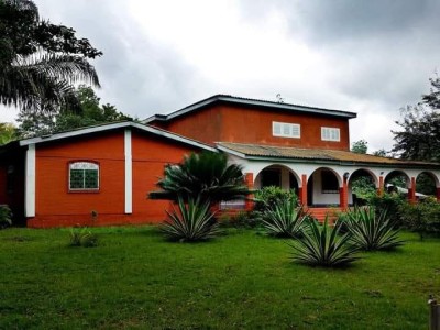 un grand gitte de 10 chambres sur 2 hectares avec titre foncier