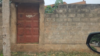 1 lot cloturé avec titre foncier