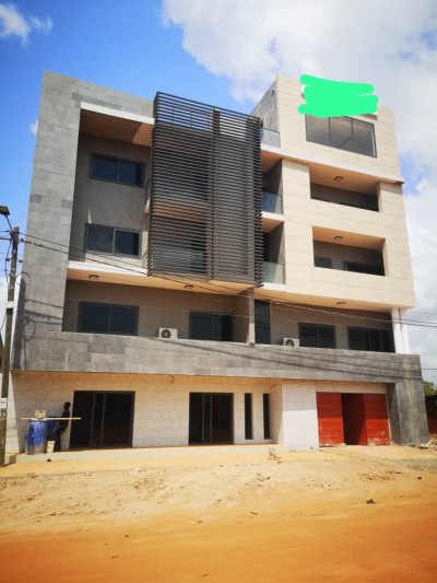 grand immeuble commercial r+4 sur 1 lot avec 3 tampons