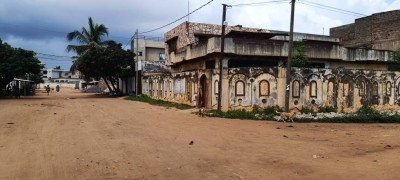 3/4 de lot cloturé avec tampon otr + vieille maison à raser