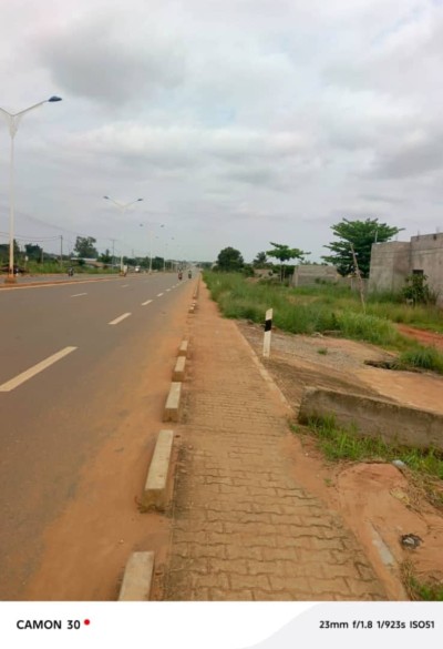 1 lot et démi avec titre foncier au bord du goudron