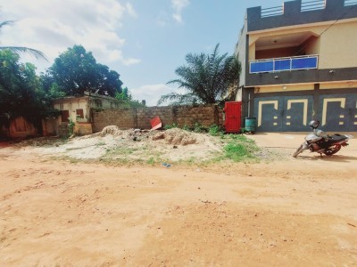 démi lot cloturé avec 1 tampon non loin du commissariat