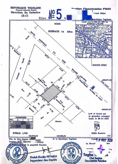 démi lot carré cloturé au bord du goudron