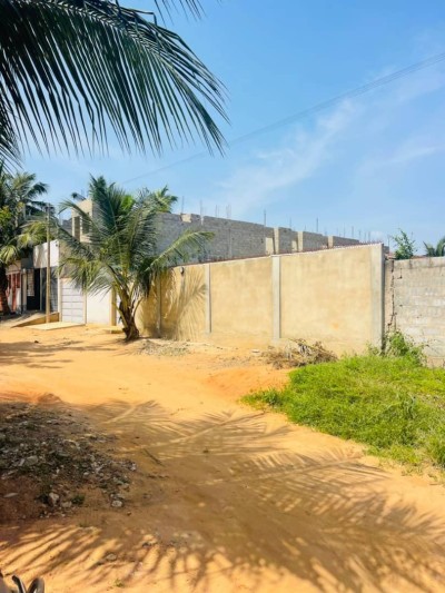 démi lot carré cloturé avec titre foncier