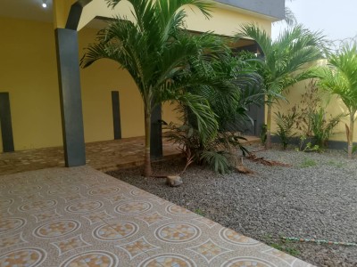 villa  2 chambres sur 1 lot avec titre foncier à 400m du goudron