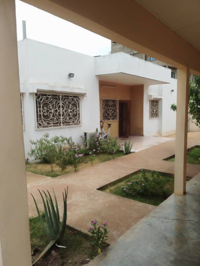 villa 3 chambres sur 1 lot avec titre foncier au bord du goudron