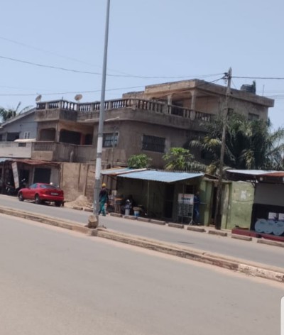 Maison  de 8 chambres sur démi lot au bord du goudron