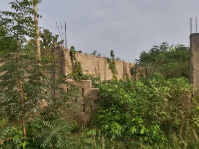 1 lot cloturé avec titre foncier en cours  à 150m du goudron