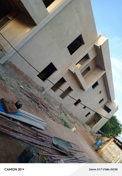 villa 3 chambres inachévée sur démi lot avec titre en cours