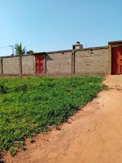8 lots collés cloturés avec titre foncier  à 100m du goudron