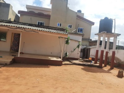 1 lot 3/4 cloturé avec titre foncier + vieille constructions