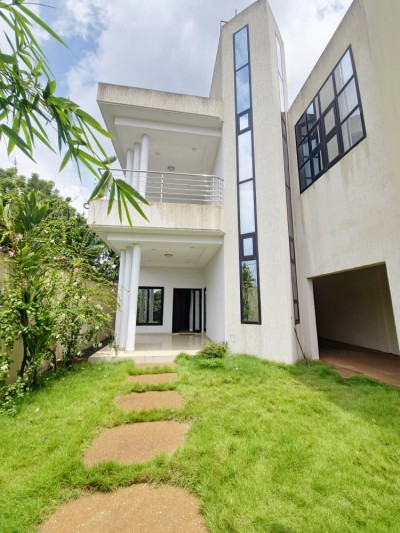 magnifique villa duplex 4 chambres sur démi lot avec titre