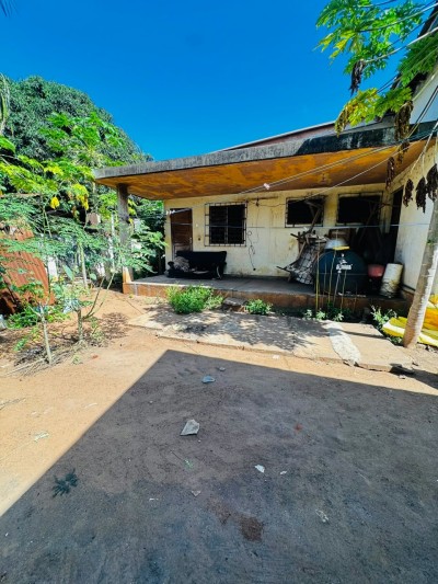 1 lot cloturé avec titre foncier + vieille villa à raser
