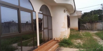 villa 4 chambres sur 1 lot 1/4 avec titre foncier à 100m des pavés