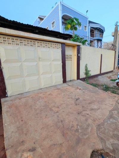 villa 3 chambres sur démi lot avec titre foncier à 50m du goudron