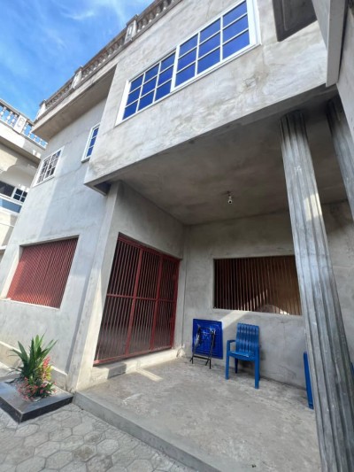 villa 5 chambres sur démi lot avec titre foncier à 100m du goudron
