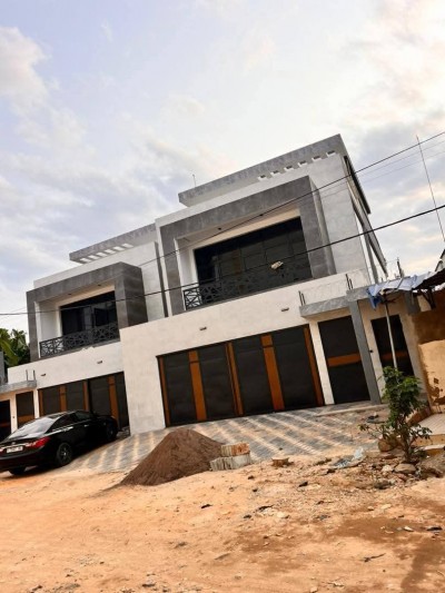 2 villas jumélées de 5 chambres chacune sur démi lot + titre