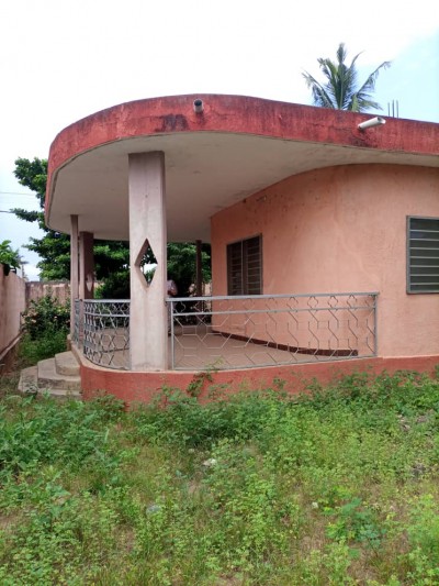 villa basse 4 chambres sur 1 lot et démi avec titre à rénover