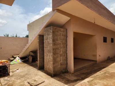 maison de location 2 App. + 3 studios sur démi lot + titre en cours