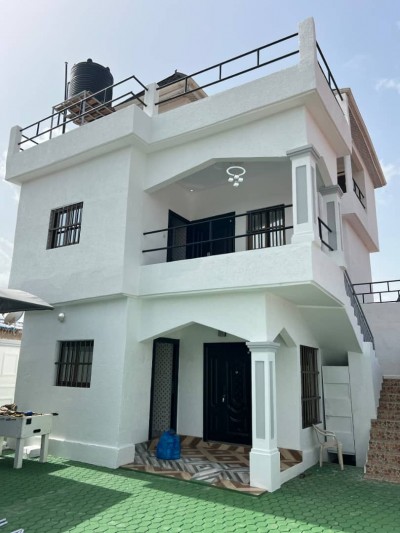 superbe villa duplex 5 chambres sur démi lot avec titre foncier