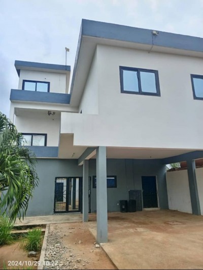 belle villa 6 chambres sur démi lot avecplan visé à 700m du goudron