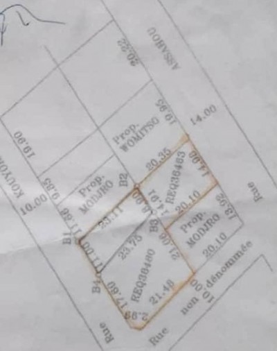 2 lots et démi collés cloturés  avec titre foncier à 100m du goudron