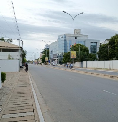 démi lot cloturé avec titre foncier au bord du boulevard circulaire