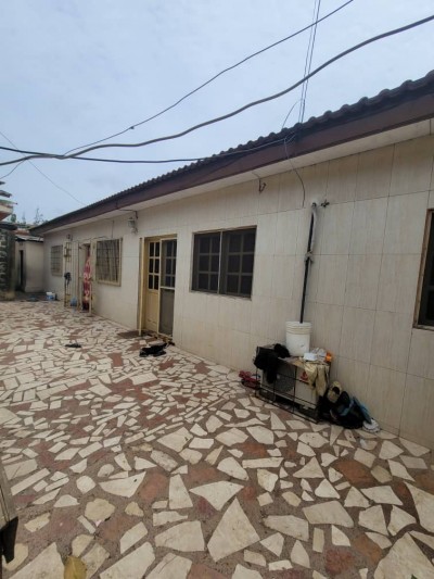 maison de location de 10 chambres sur 1 lot avec titre foncier