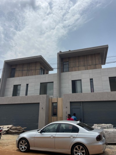 2 nouvelles villas identques de 5 chambres sur démi lot