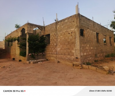 villa inachévée  4 chambres sur 3/4 de lot avec titre  en cours