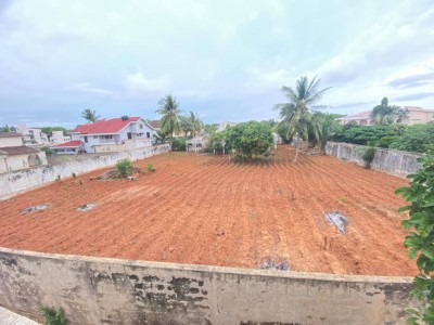 8 lots collés cloturés  avec titre foncier à la cité oua