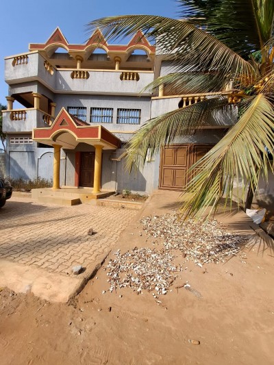 villa duplex de 6 chambres avec titre foncier sur démi lot