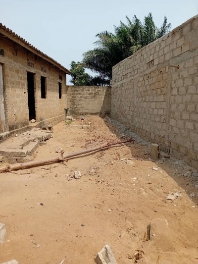 1/4 de lot cloturé avec plan otr + 3 chambres inachévées