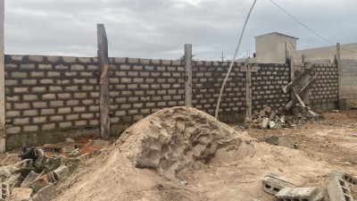 .1 lot cloturé  avec titre foncier global à 500m du goudron