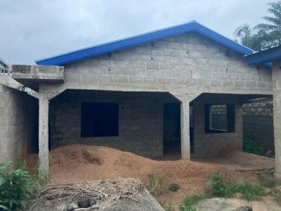 villa inachévée 3 chambres sur démi lot avec titre foncier