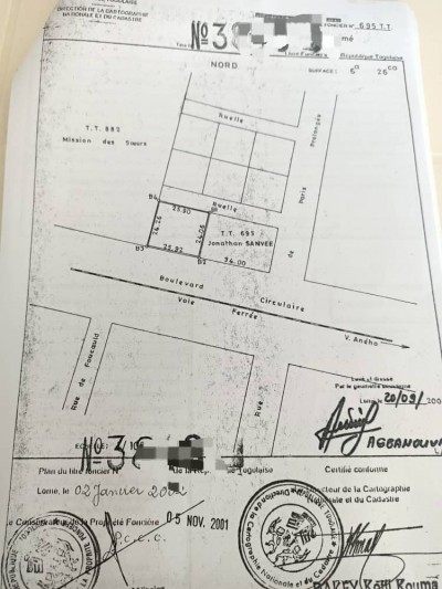 1 lot carré cloturé avec titre foncier au bord du boulevard dékon