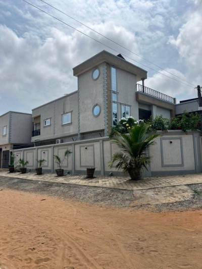 Magnifique villa duplex 9 chambres avec titre foncier sur 1 lot