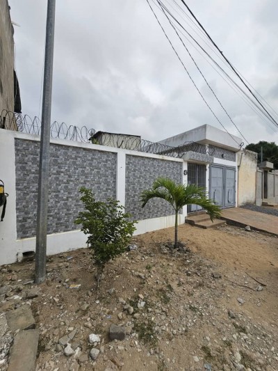 villa dallée 3 chambres sur démi lot avec 3 tampons