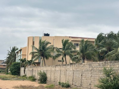 1 lot cloturé avec titre foncier coté plage