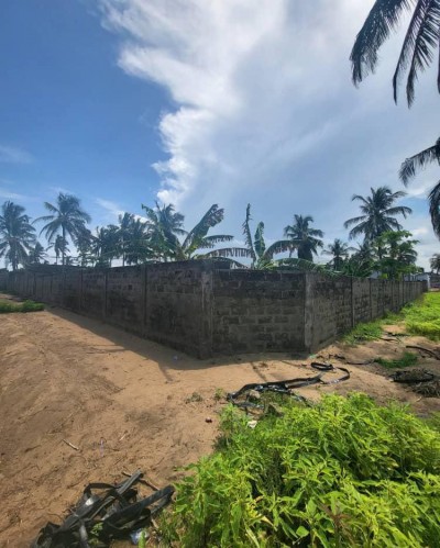 4 lots et démi collés cloturés avec titre foncier