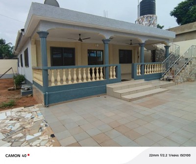 villa 3 chambres sur 1 lot avec titre foncier à 100m du goudron