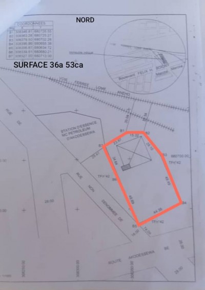 6 lots collés cloturés avec titre foncier au bord des pavés