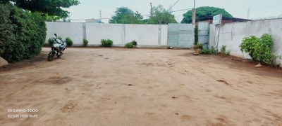 1 lot et démi cloturé avec titre foncier bati