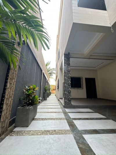 Superbe villa duplex 5 chambres sur démi lot avec titre foncier